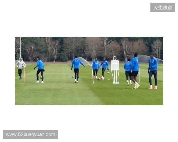 跟队:埃斯特旺参加了切尔西的公开训练,里斯、约恩森缺席